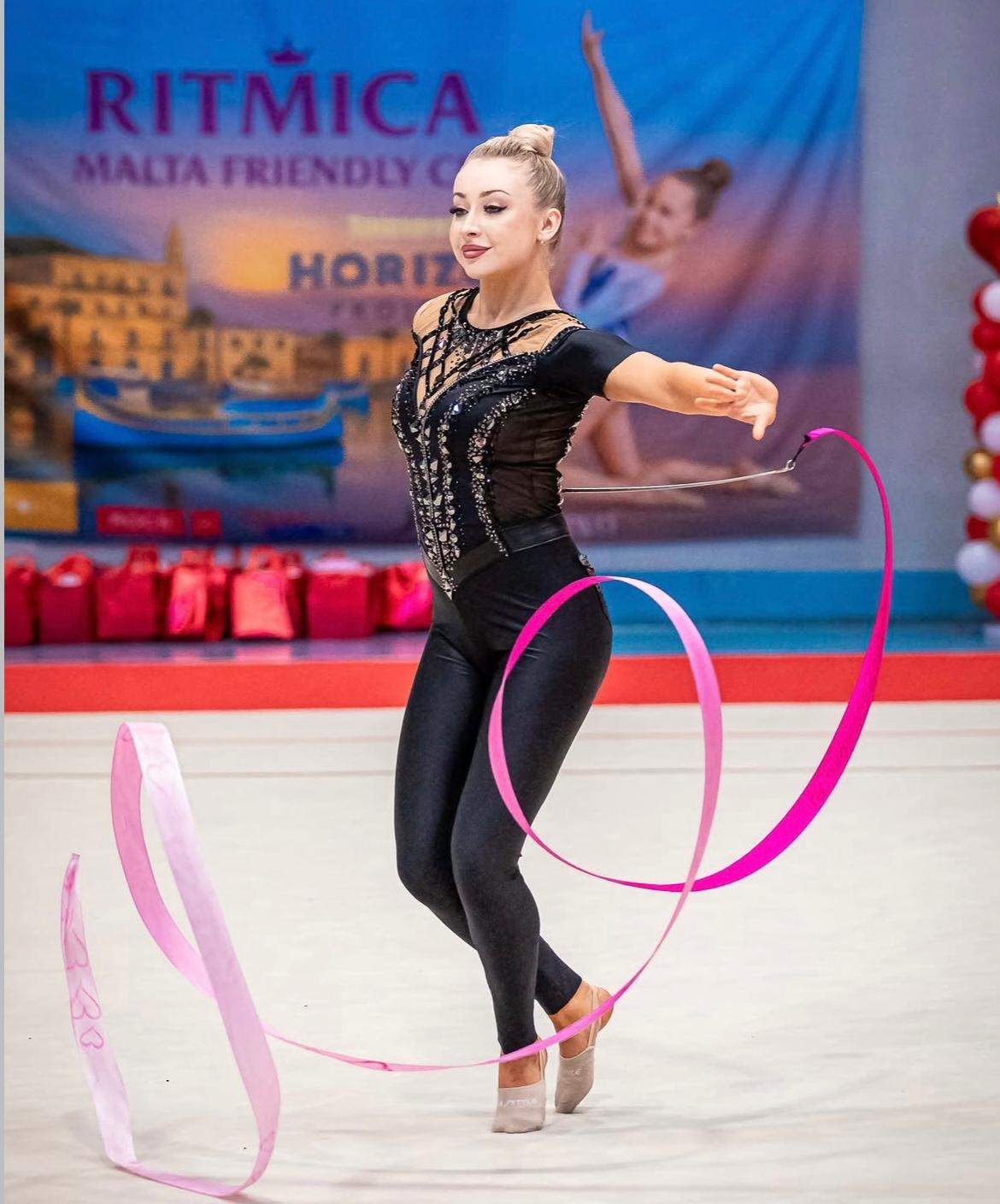 Barbora Benová na závodě — sestava se stuhou