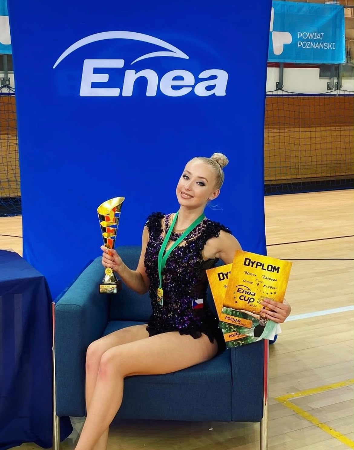 Barbora Benová s pohárem, diplomem a medailí